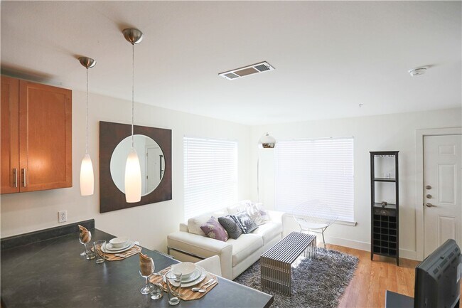 711 W 32nd St Austin, TX 78705 photo 4