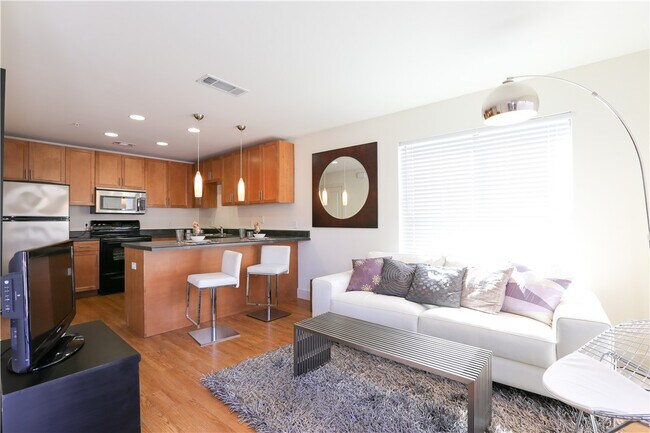 711 W 32nd St Austin, TX 78705 photo 2