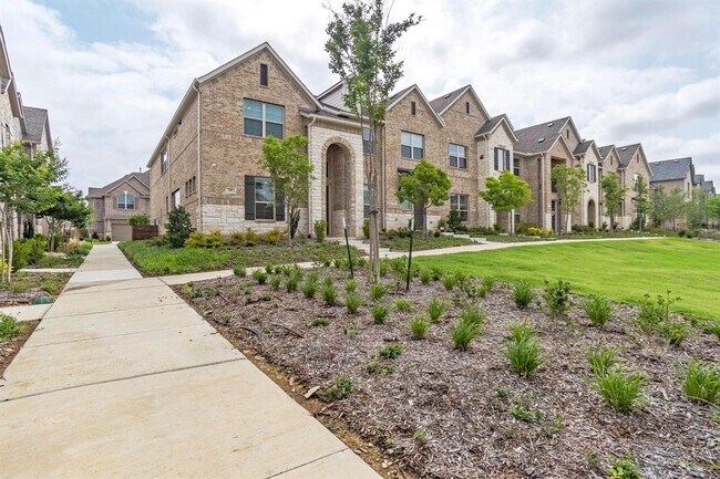 568 Ballustrade Dr Irving, TX 75039 photo 2