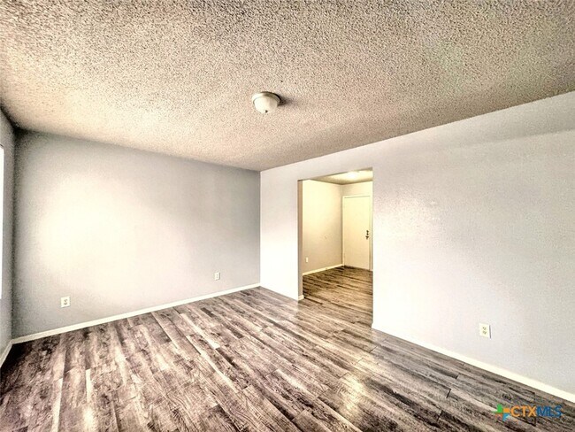 712 Martindale Rd San Marcos, TX 78666 photo 5
