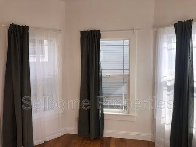 939 International Blvd Oakland, CA 94606 photo 3