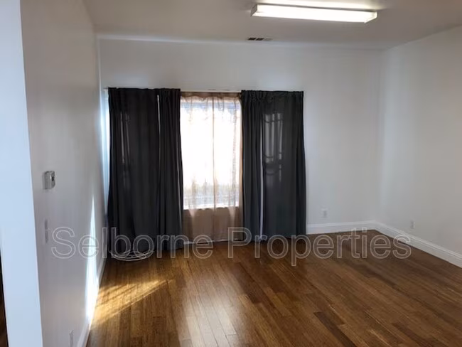 939 International Blvd Oakland, CA 94606 photo 5