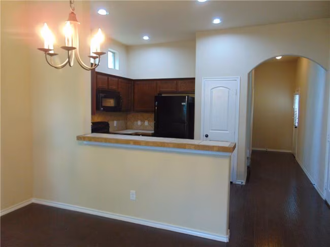 185 Creekside Villa Dr Kyle, TX 78640 photo 4