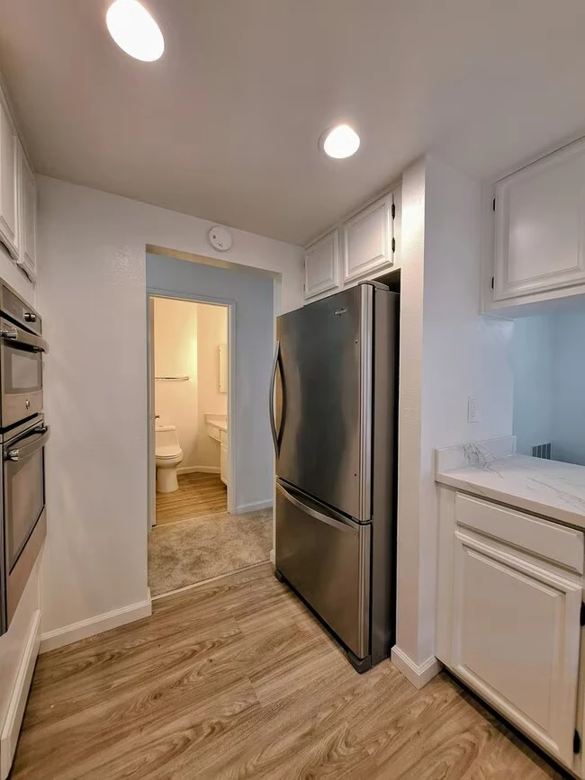 Remodeled 3bd 3-Story Townhouse With Attached Garage photo 3