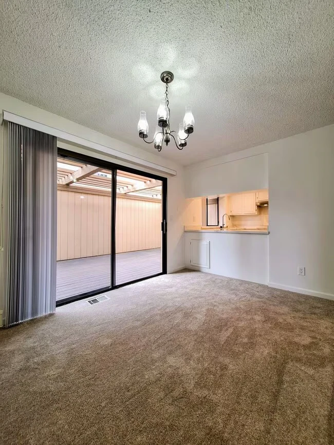 Remodeled 3bd 3-Story Townhouse With Attached Garage photo 4