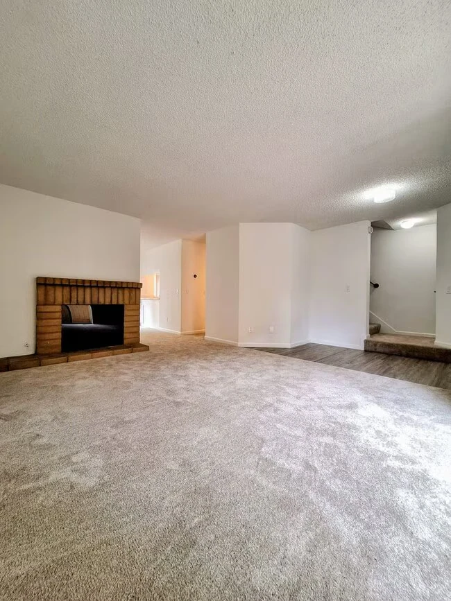 Remodeled 3bd 3-Story Townhouse With Attached Garage photo 5