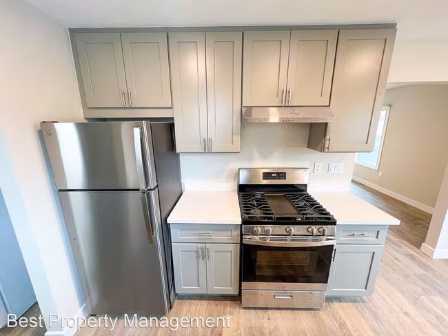 745 Fargo Ave photo 4