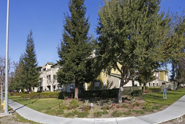 Oak Circle Apartments photo 3