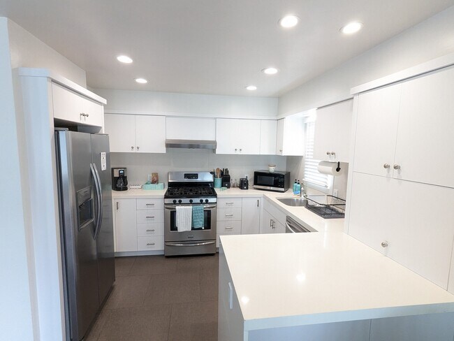 722 Sunset Ct San Diego, CA 92109 photo 5