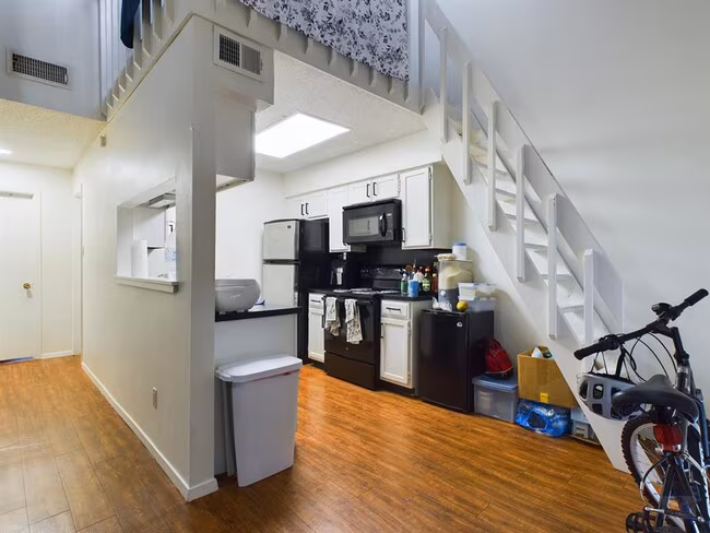 908 Poplar St Austin, TX 78705 photo 3