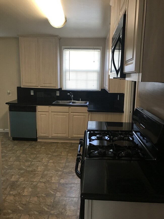 Spacious 2 Bedroom 1 Bath House in Oakland photo 3