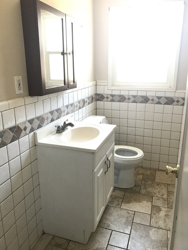 Spacious 2 Bedroom 1 Bath House in Oakland photo 4