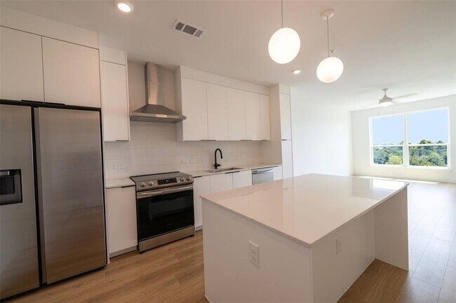 1701 Simond Ave Ave Austin, TX 78723 photo 3