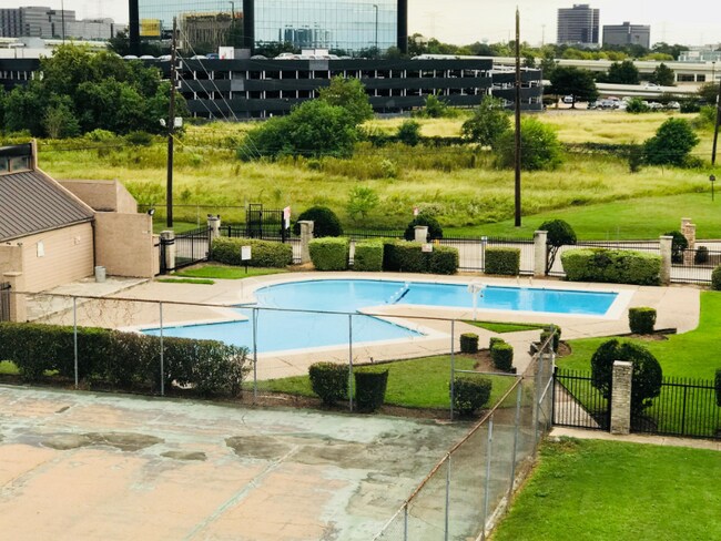 206 Plaza Verde Dr Houston, TX 77038 photo 2