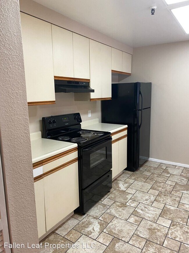 Updated 1 Bedroom 1.5 Baths Condo- photo 4