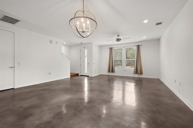 6404 Porter St Austin, TX 78741 photo 4