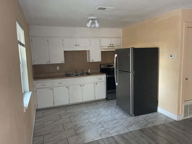 1015 N 14th St Killeen, TX 76541 photo 2