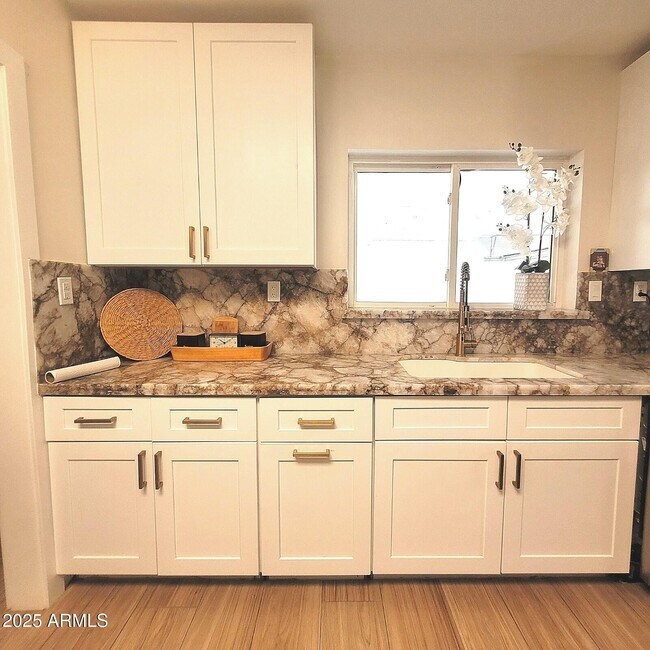 4028 E Edgemont Ave Phoenix, AZ 85018 photo 3