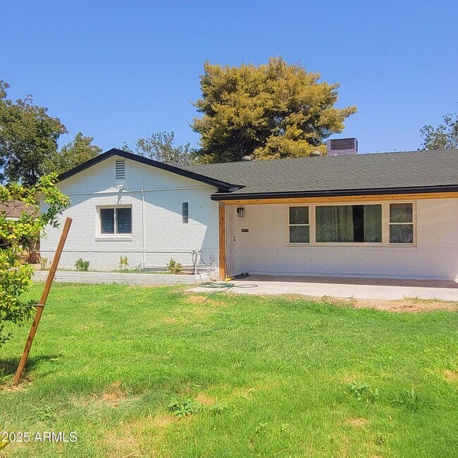 4028 E Edgemont Ave Phoenix, AZ 85018 photo 2