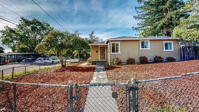2108 Franklin Ave Santa Rosa, CA 95404 photo 2
