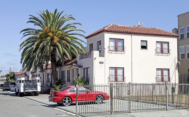 Redwood Townhouse Apartments photo 2
