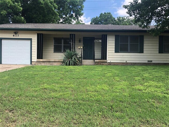 617 East Ellen Avenue, Hurst, TX 76053 photo 2