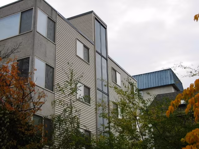 Tiki Apartments photo 2