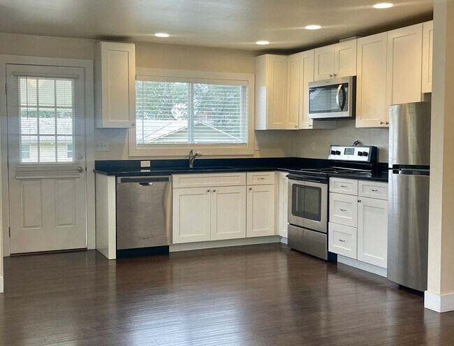 506 Juniper St Bremerton, WA 98310 photo 3