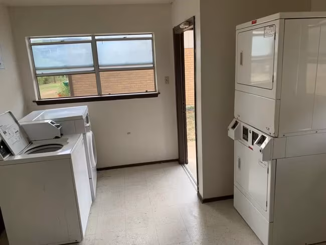 298 W Avenue A Belton, TX 76513 photo 3