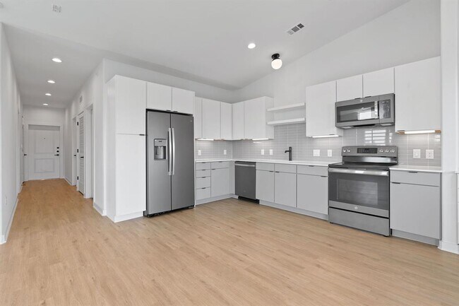 100 Mockingbird Ln W Austin, TX 78745 photo 4