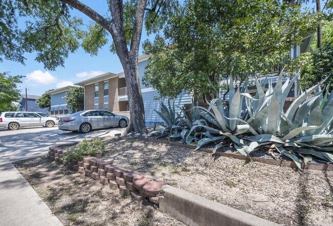 400 W 35th St Austin, TX 78705 photo 4