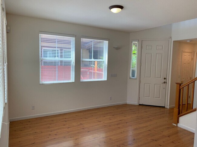 Beautiful 3 Bedroom, 2.5 Brentwood Home photo 3