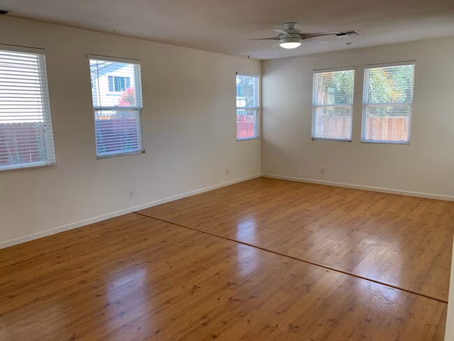 Beautiful 3 Bedroom, 2.5 Brentwood Home photo 5