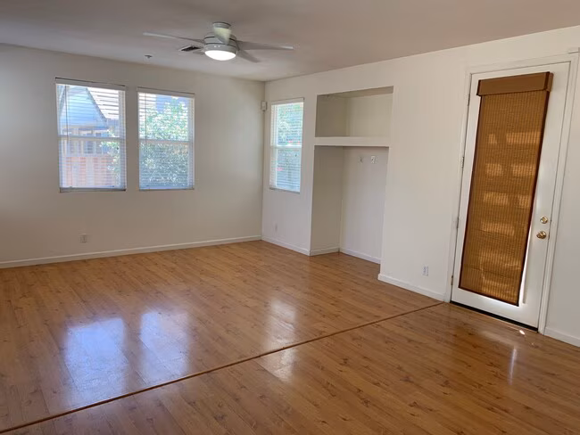 Beautiful 3 Bedroom, 2.5 Brentwood Home photo 4