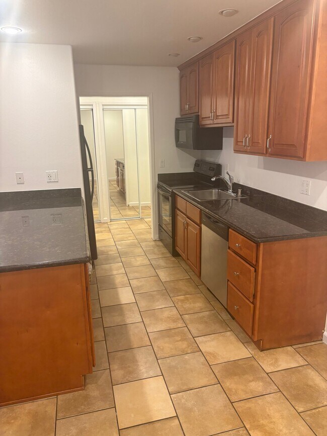 3840 Howe St Oakland, CA 94611 photo 4