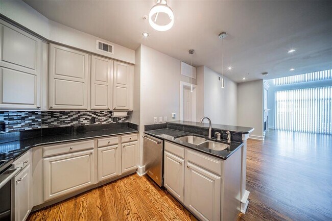 3333 Darcy Street, Fort Worth, TX 76107 photo 4