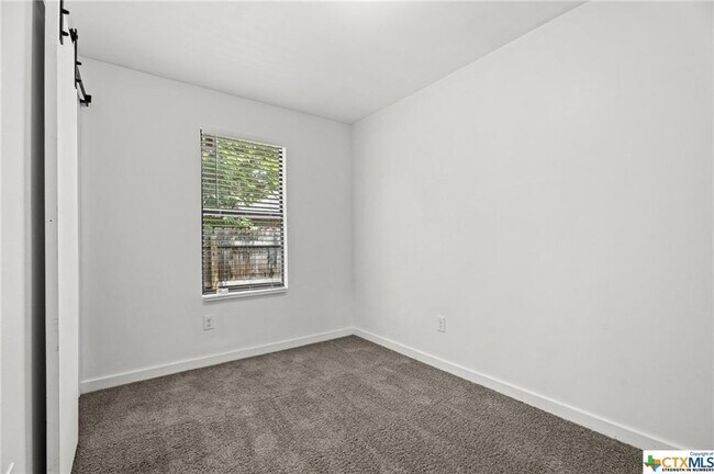 2906 Hicks Ave San Antonio, TX 78210 photo 3
