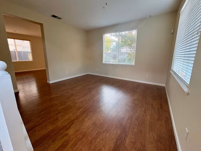 Beautiful 3 Bed 2.5 Bath Brentwood Home photo 3