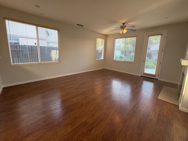 Beautiful 3 Bed 2.5 Bath Brentwood Home photo 4
