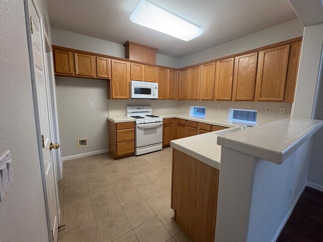 Beautiful 3 Bed 2.5 Bath Brentwood Home photo 5
