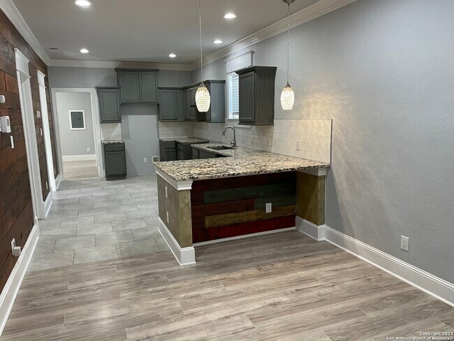 208 Logan St San Antonio, TX 78202 photo 2