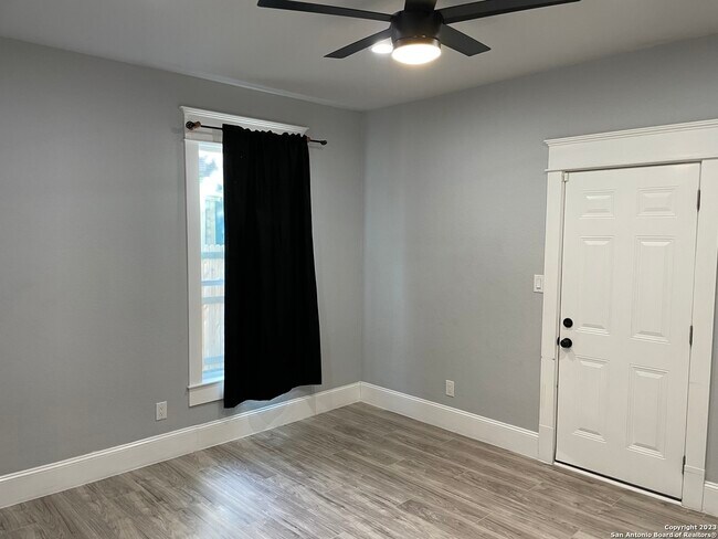 208 Logan St San Antonio, TX 78202 photo 5
