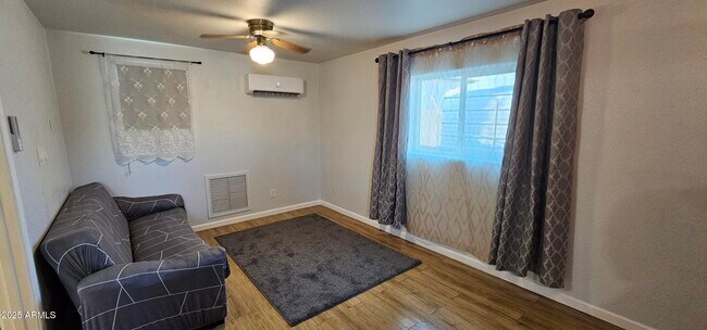 574 S Park St photo 5