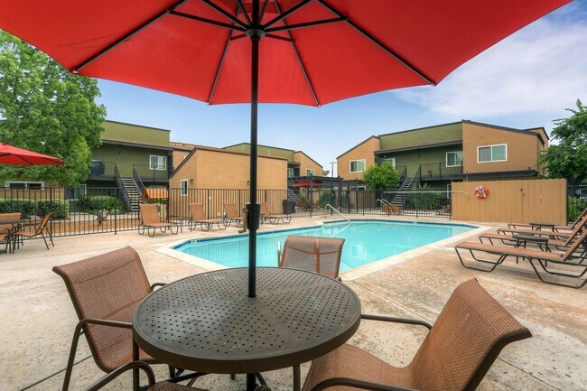 Midway Gardens Apartments photo 5