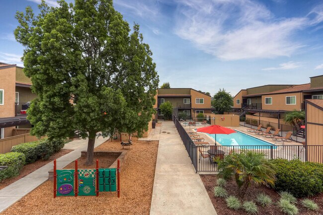 Midway Gardens Apartments photo 4
