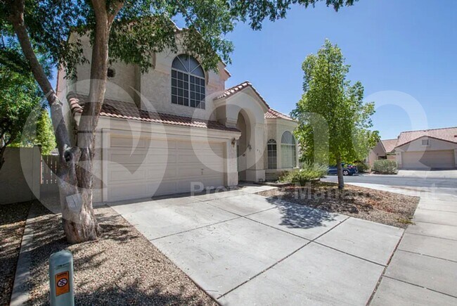 823 W Iris Dr Gilbert, AZ 85233 photo 2