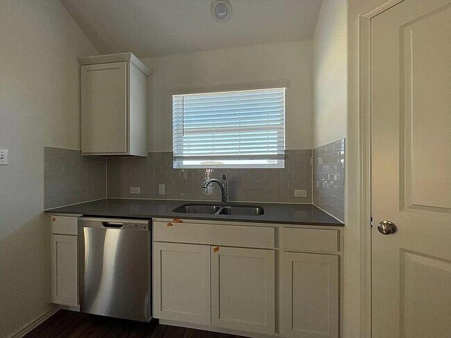 1009 Wolseley Cv Hutto, TX 78634 photo 5