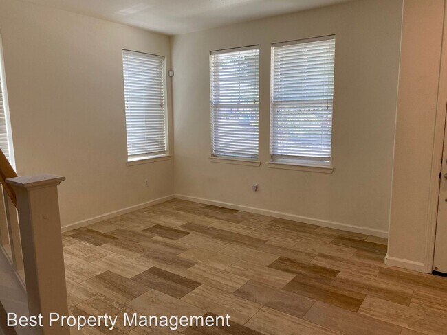 574 Almanor St photo 2