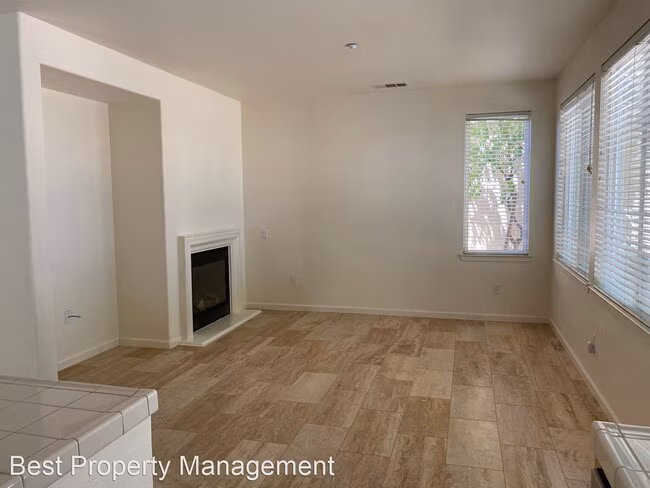 574 Almanor St photo 5