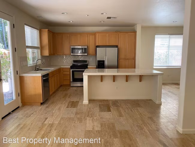 574 Almanor St photo 4